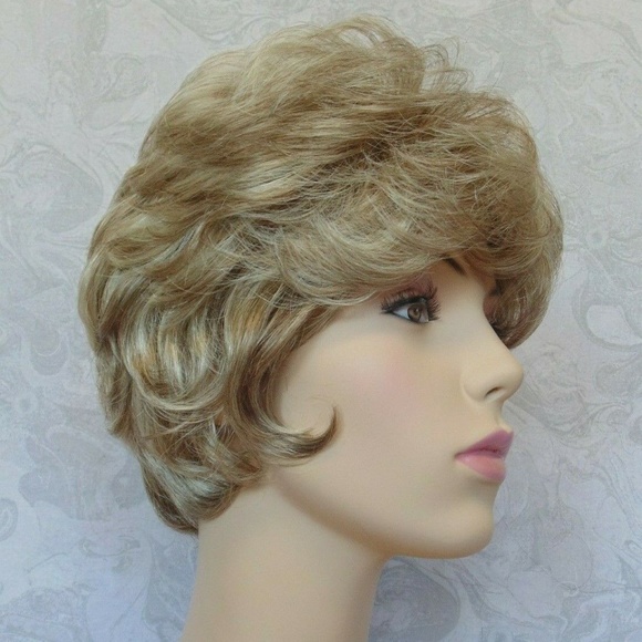 Short Fluffy Wavy Honey Blonde Highlighted Wig main image 4